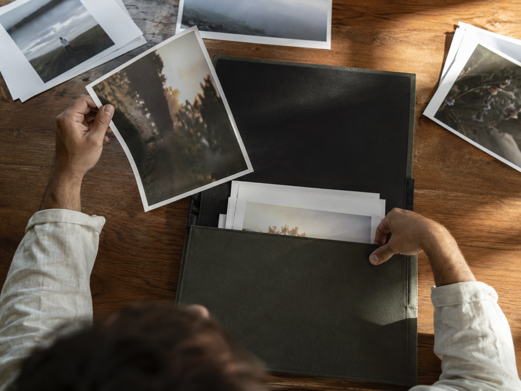 Uploading a batch of soft blurry JPG and PNG photos into Imgupscale account space
